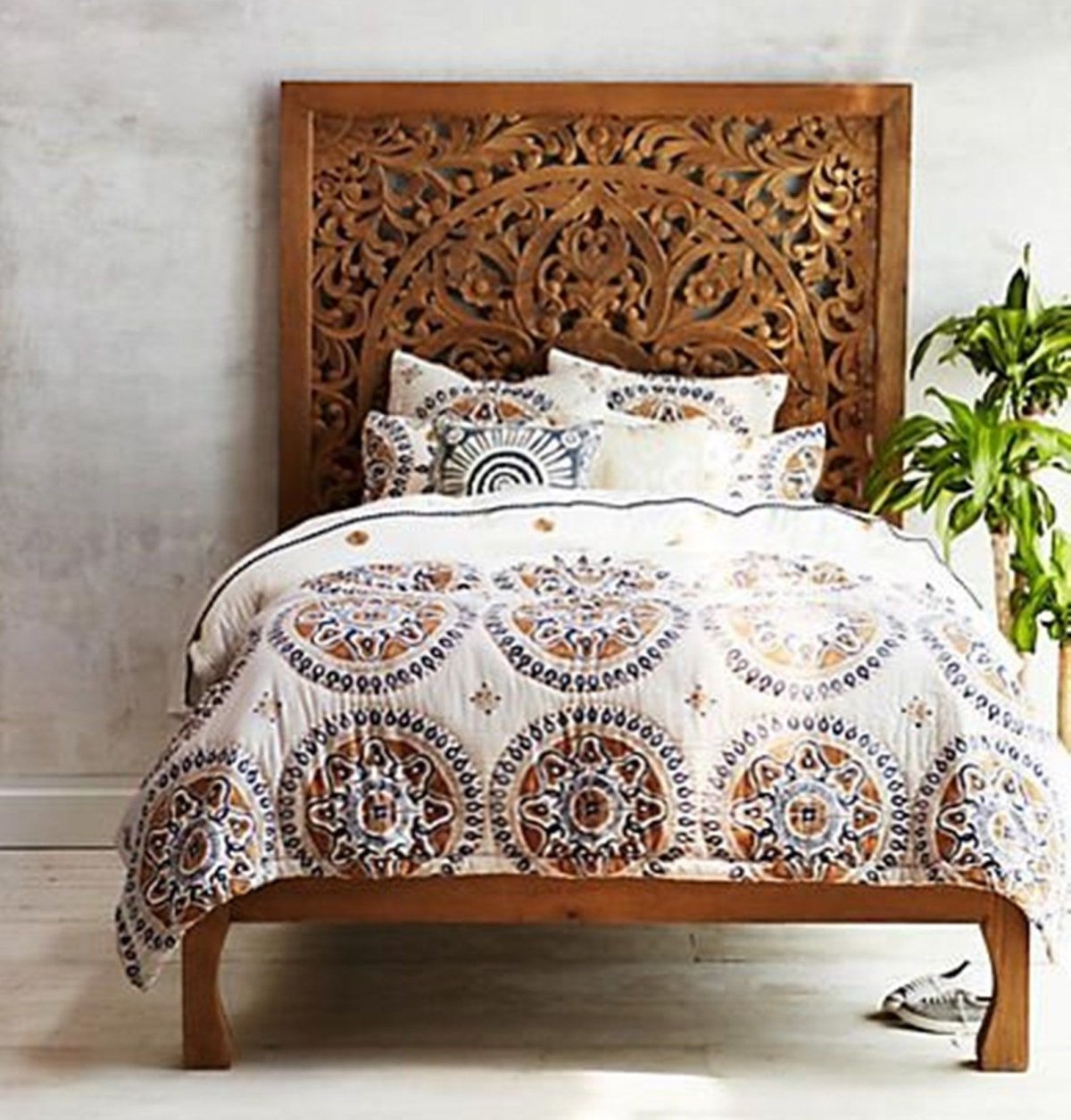 Резьба на изголовье кровати