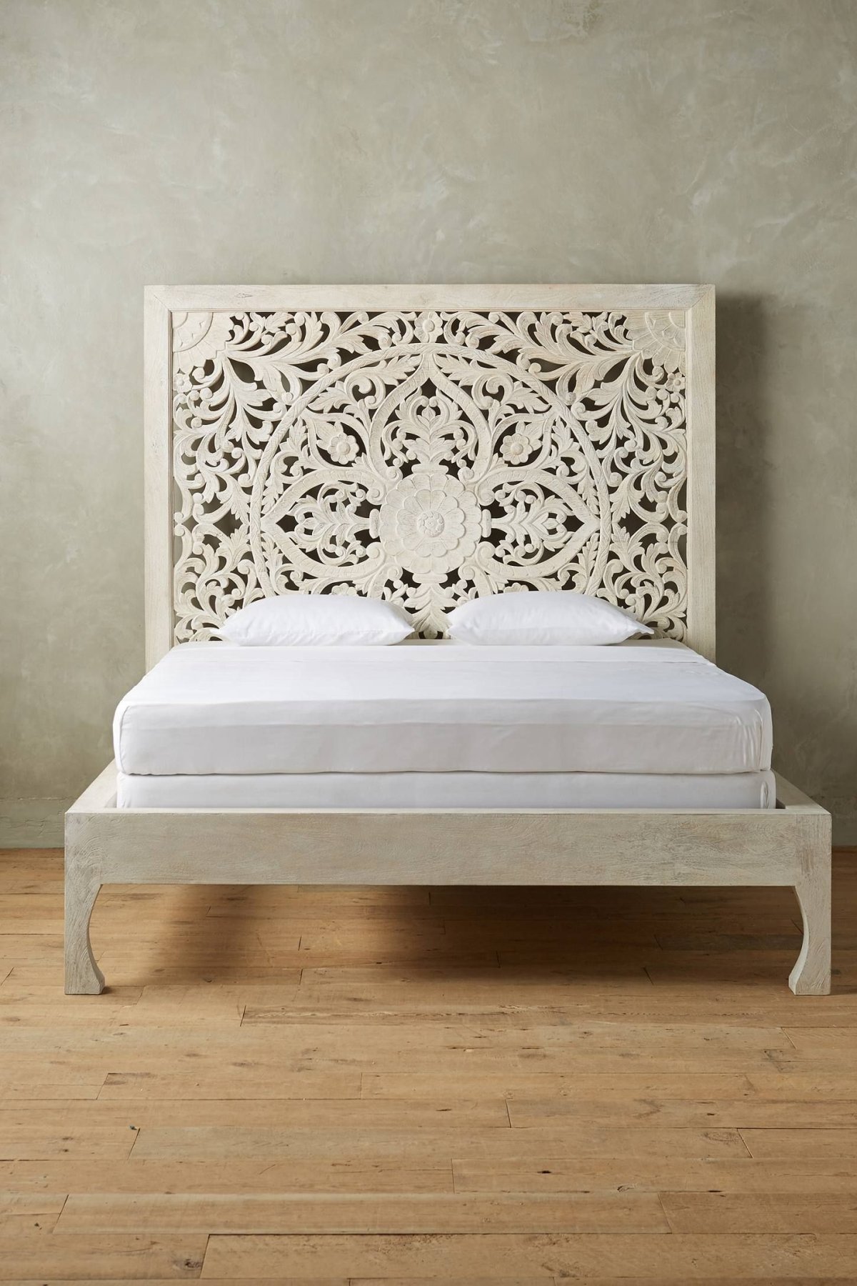 Кровать с резной спинкой