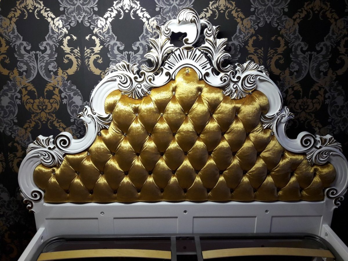 Кровать с резным изголовьем