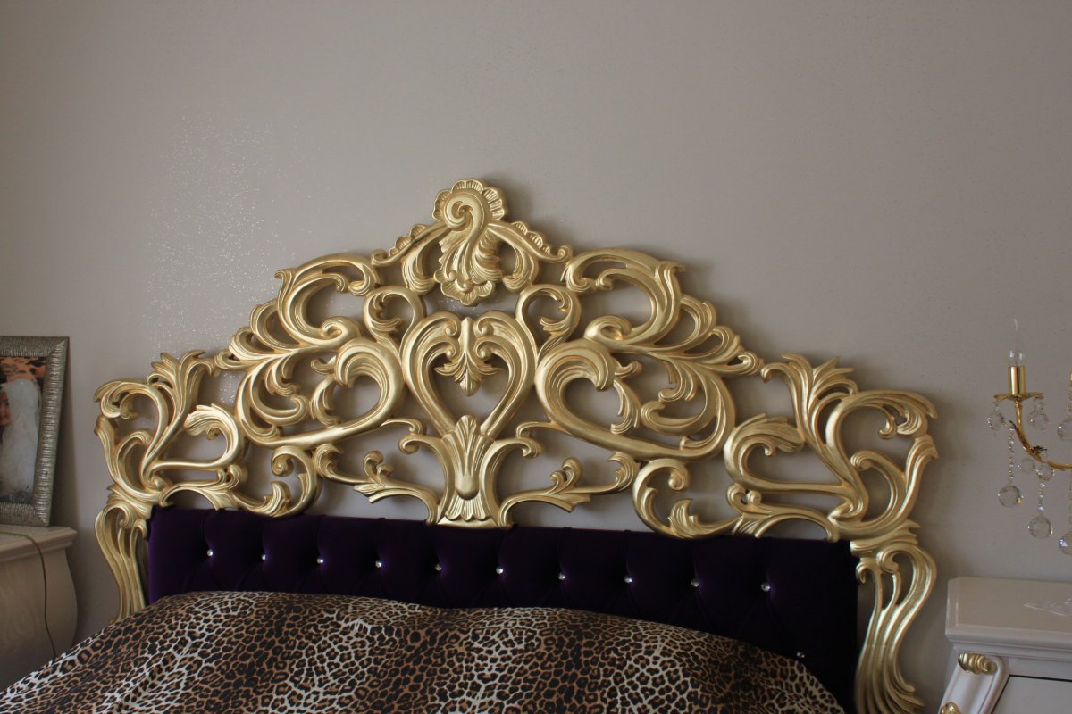 Кровать с резной спинкой