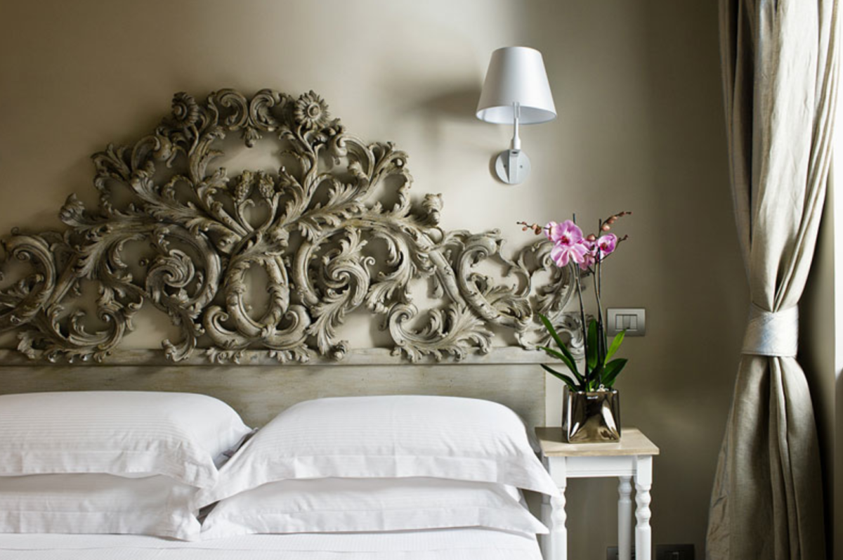 Кровать с резной спинкой