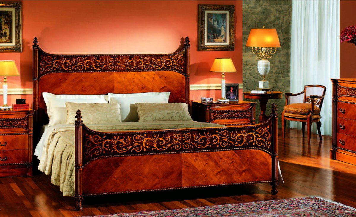 Антикварная кровать