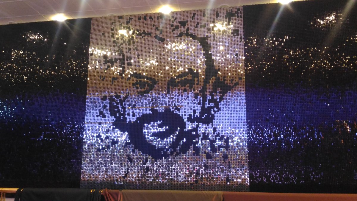 Живая панель для вывесок с пайетками