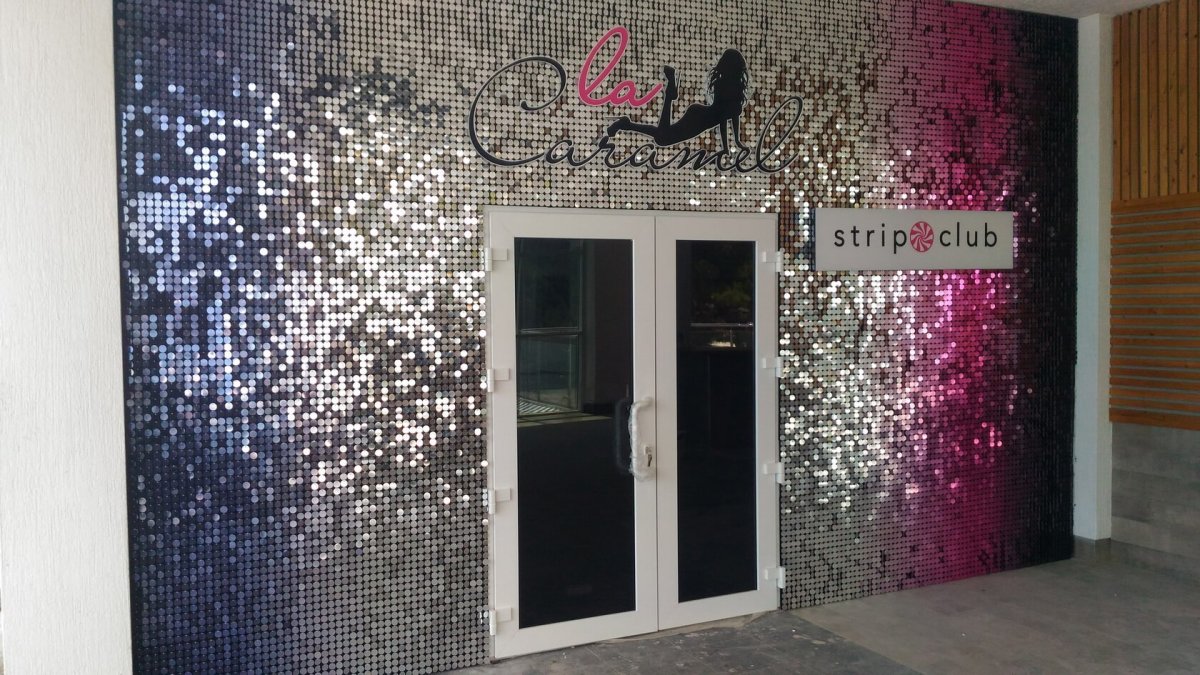 Живая панель для вывесок с пайетками