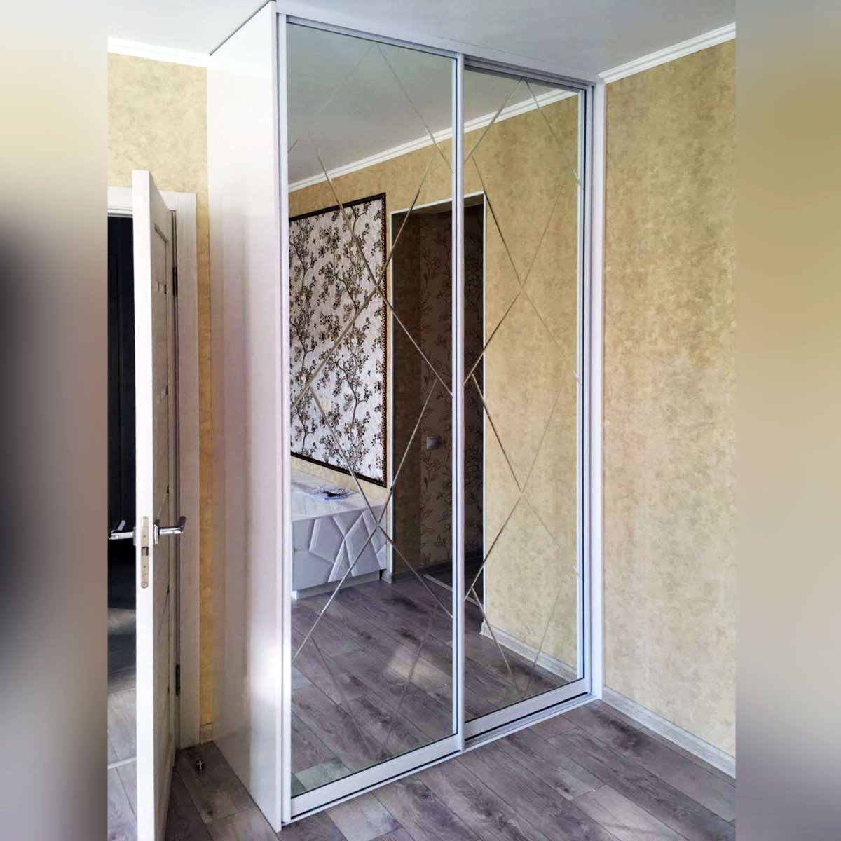 Шкаф с зеркальными ромбами