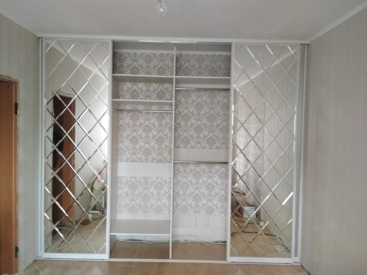 Зеркальная плитка в спальне