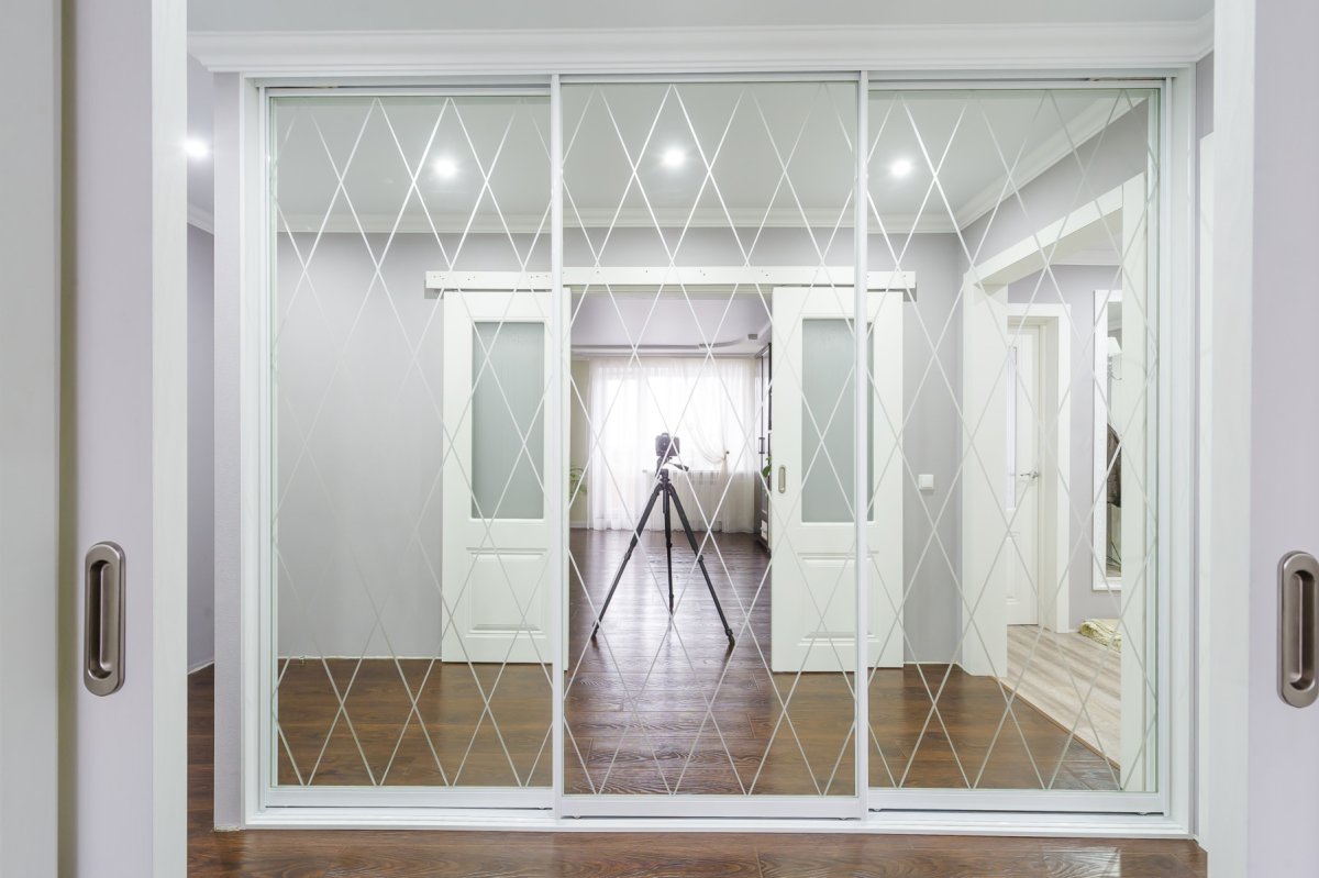 Двери с матовым стеклом с фацетом