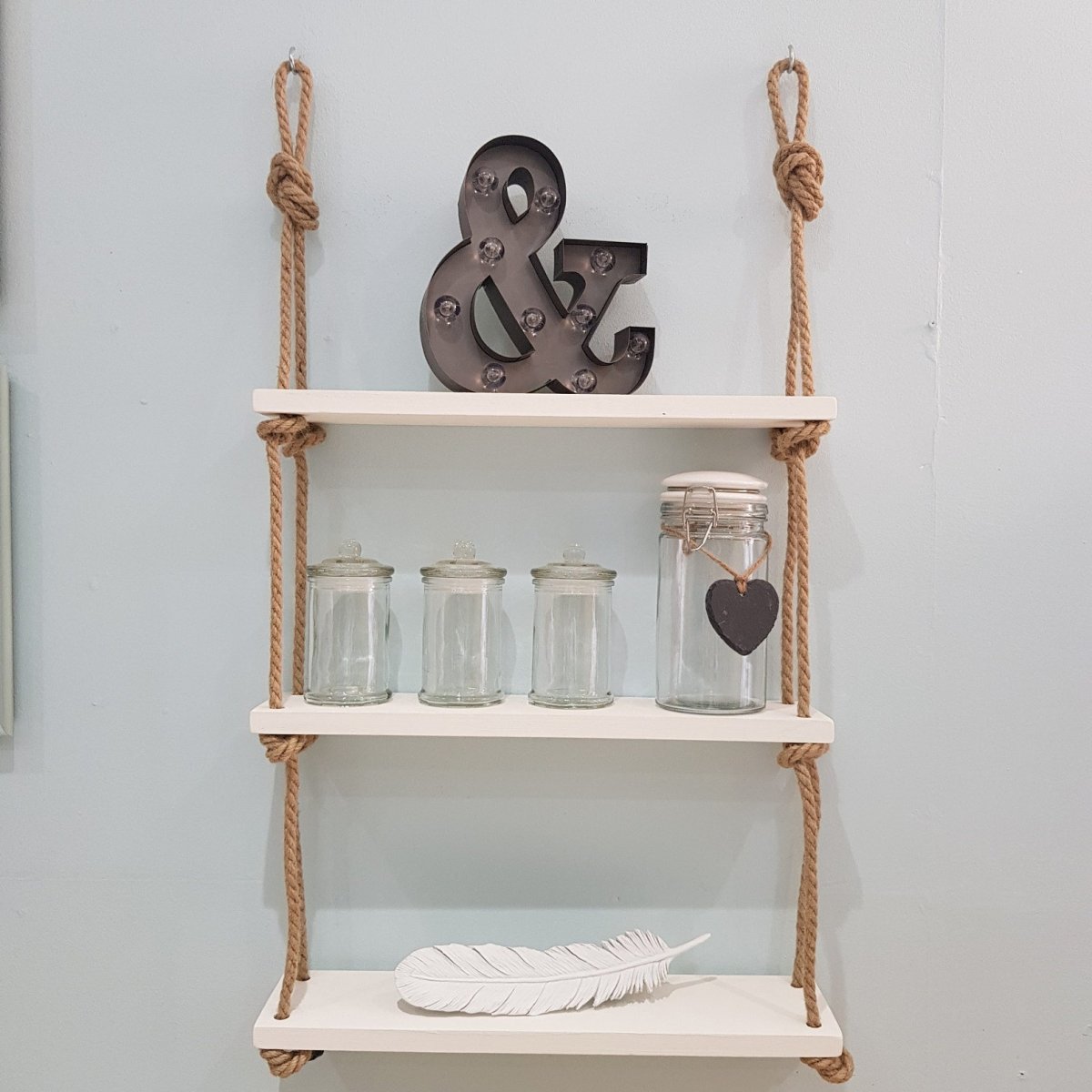 Полки на канатах на кухне
