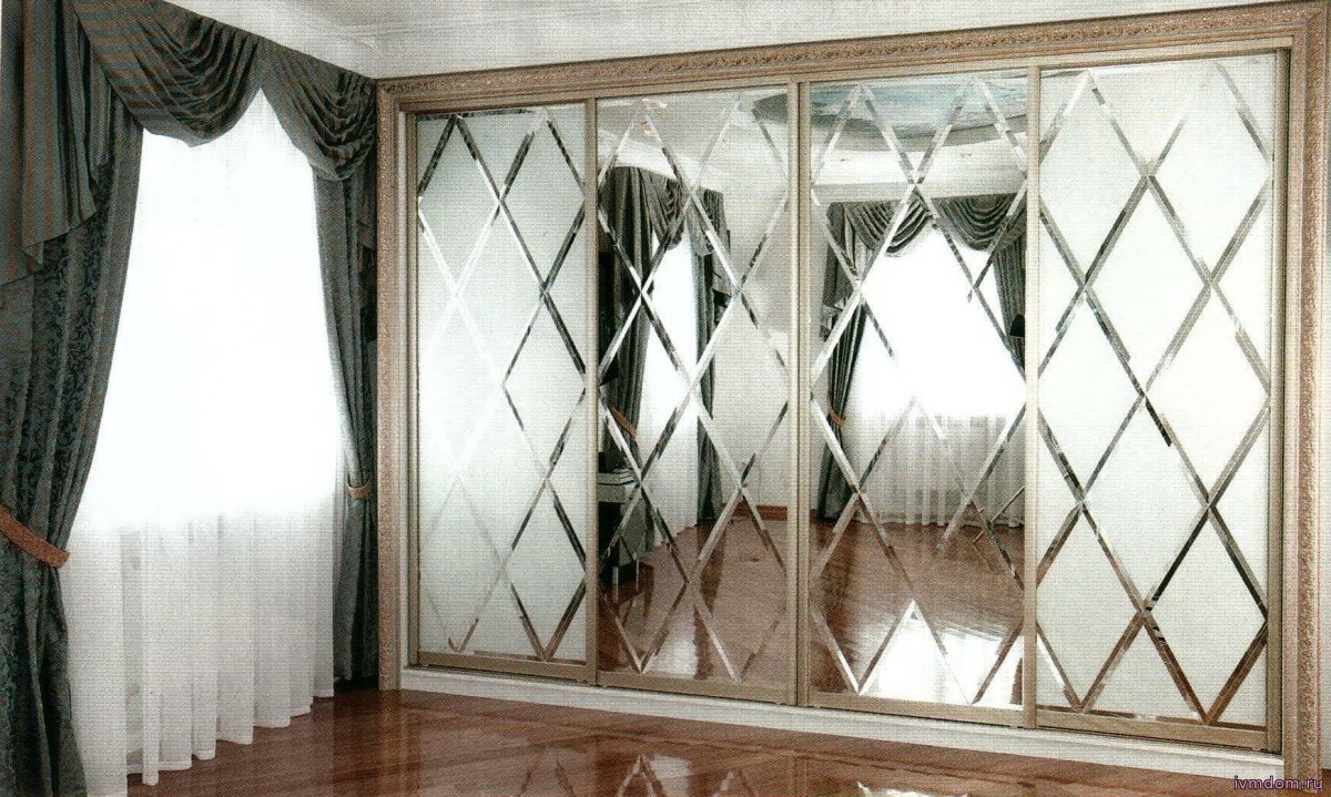 Шкаф-купе с зеркалом с гравировкой