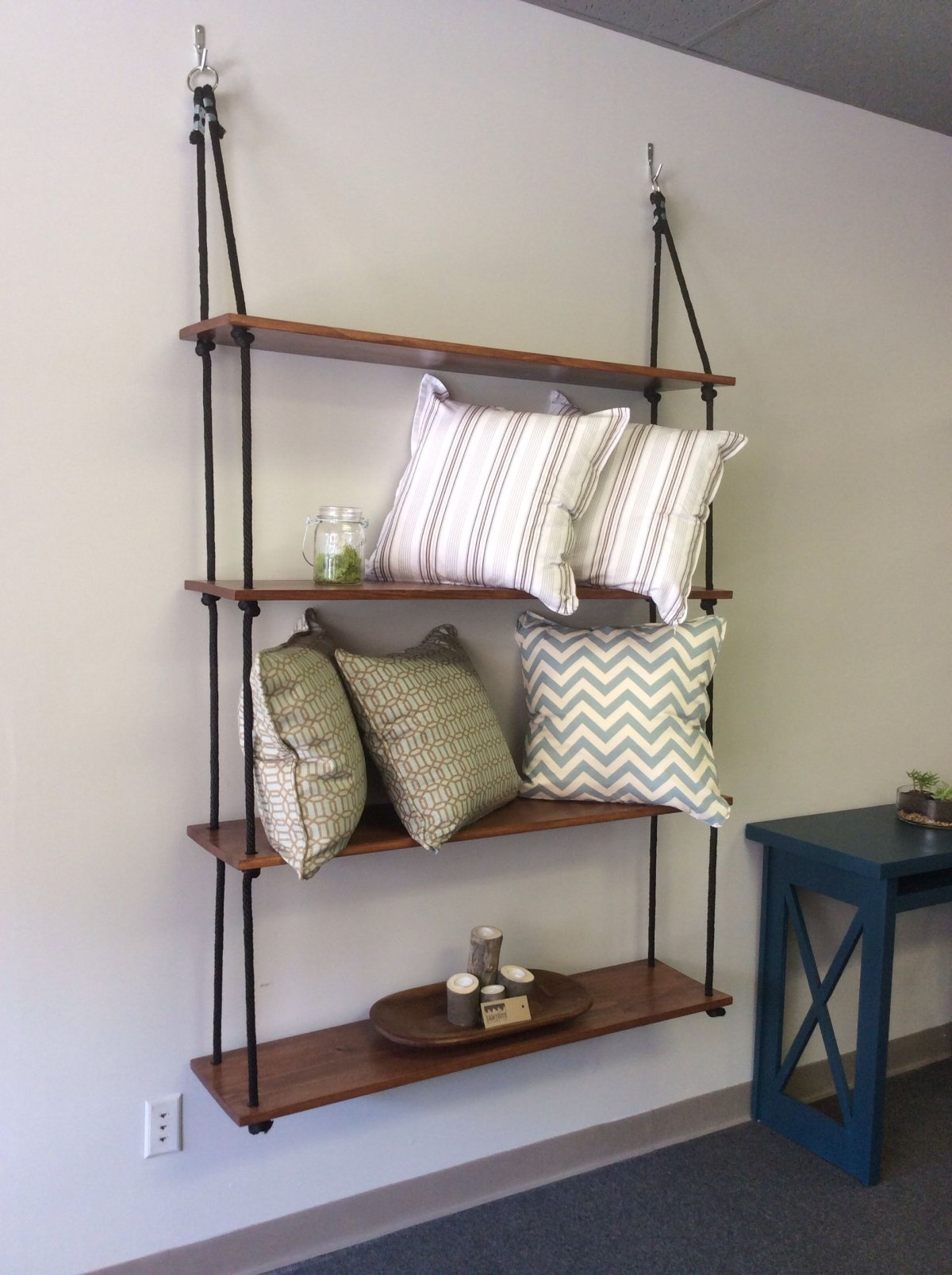 Полка с бечевкой