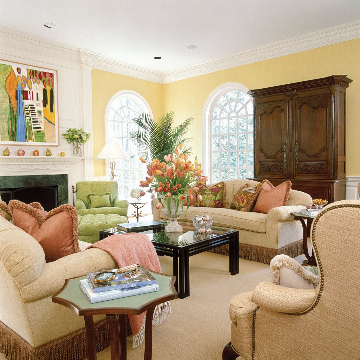 Светло желтый диван