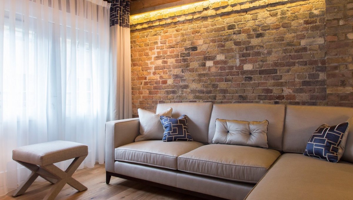 Деревянные панели на половину стены