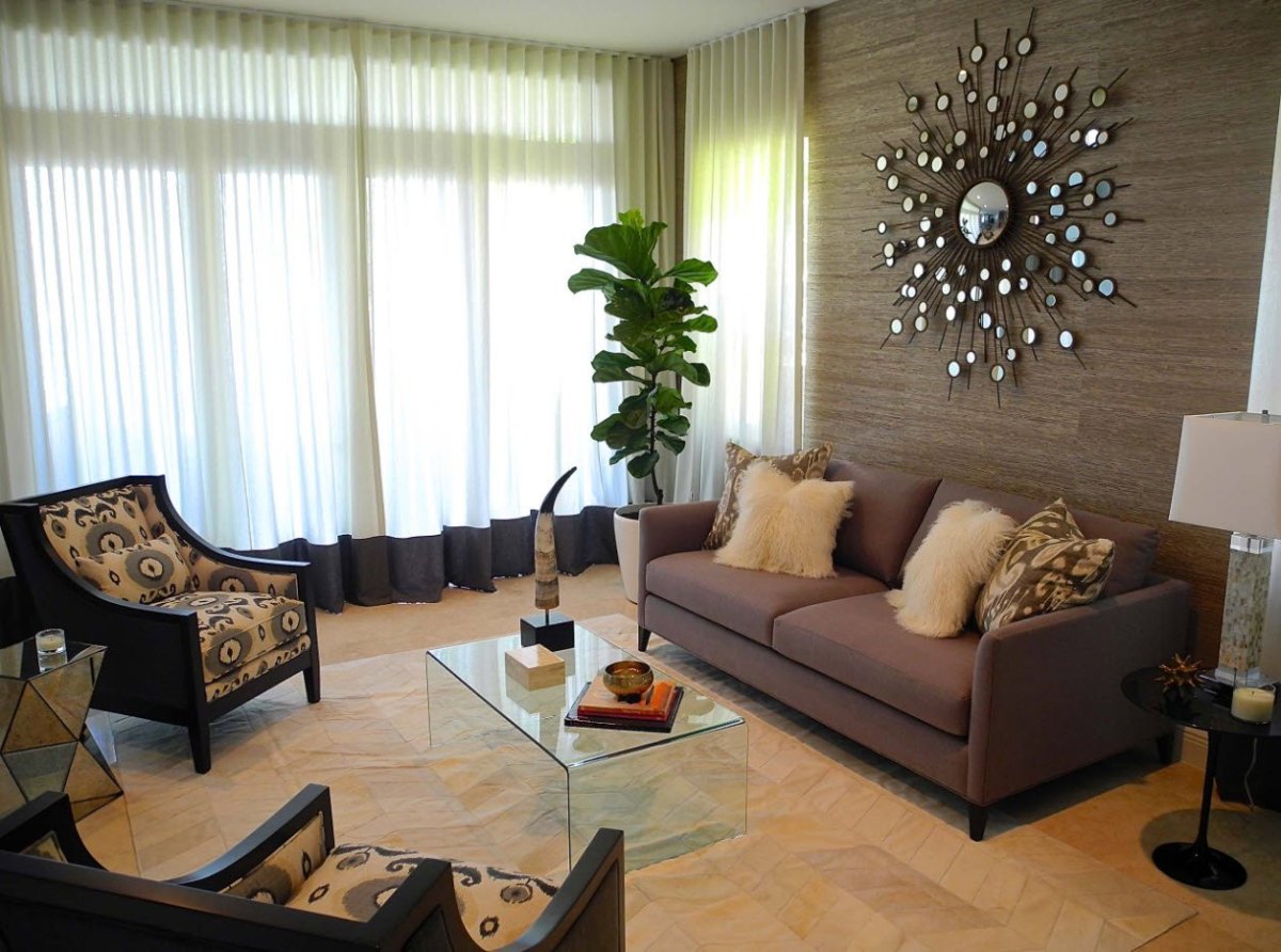 Декор над диваном в гостиной