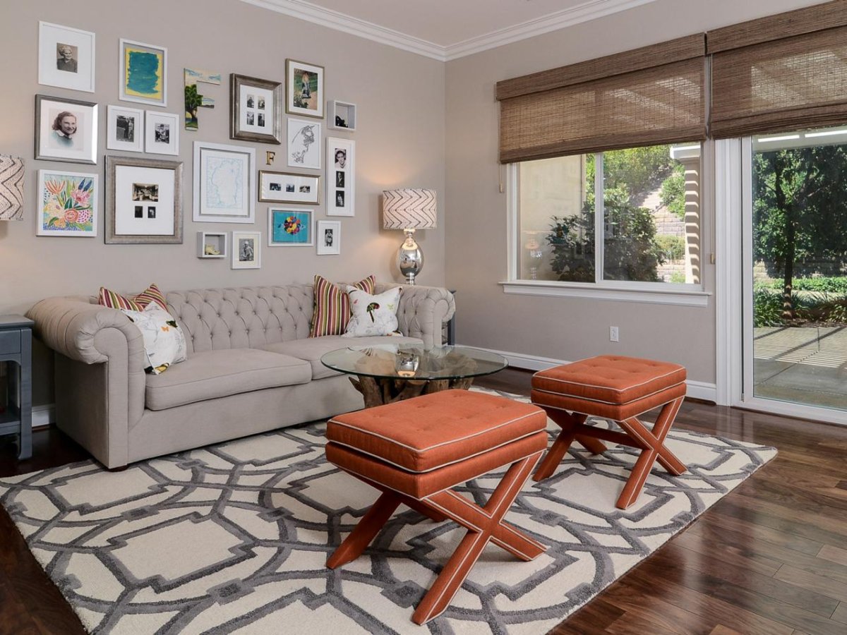 Зона за диваном