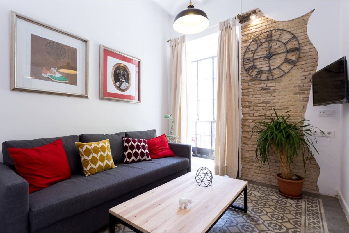 Зеркало и картины над диваном