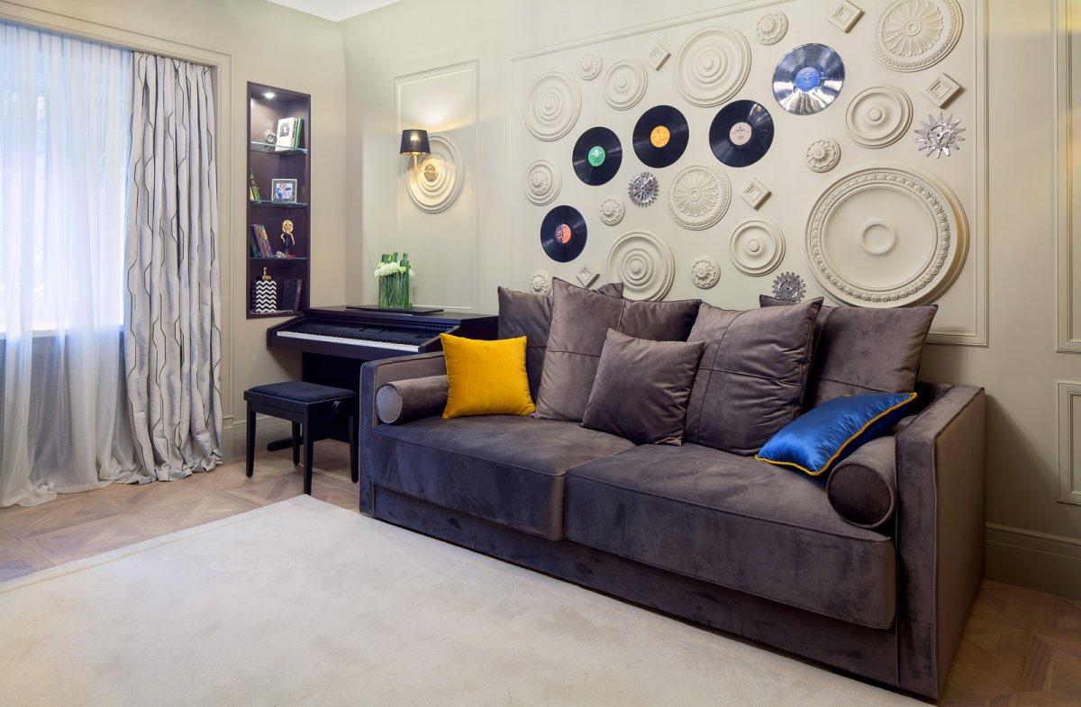 Декор стены за диваном в гостиной