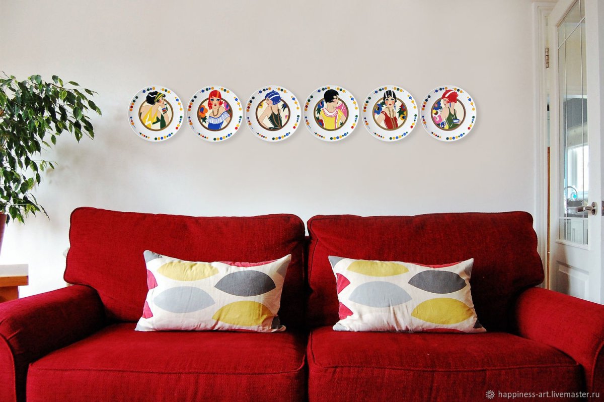 Оригинально украсить стену в салоне