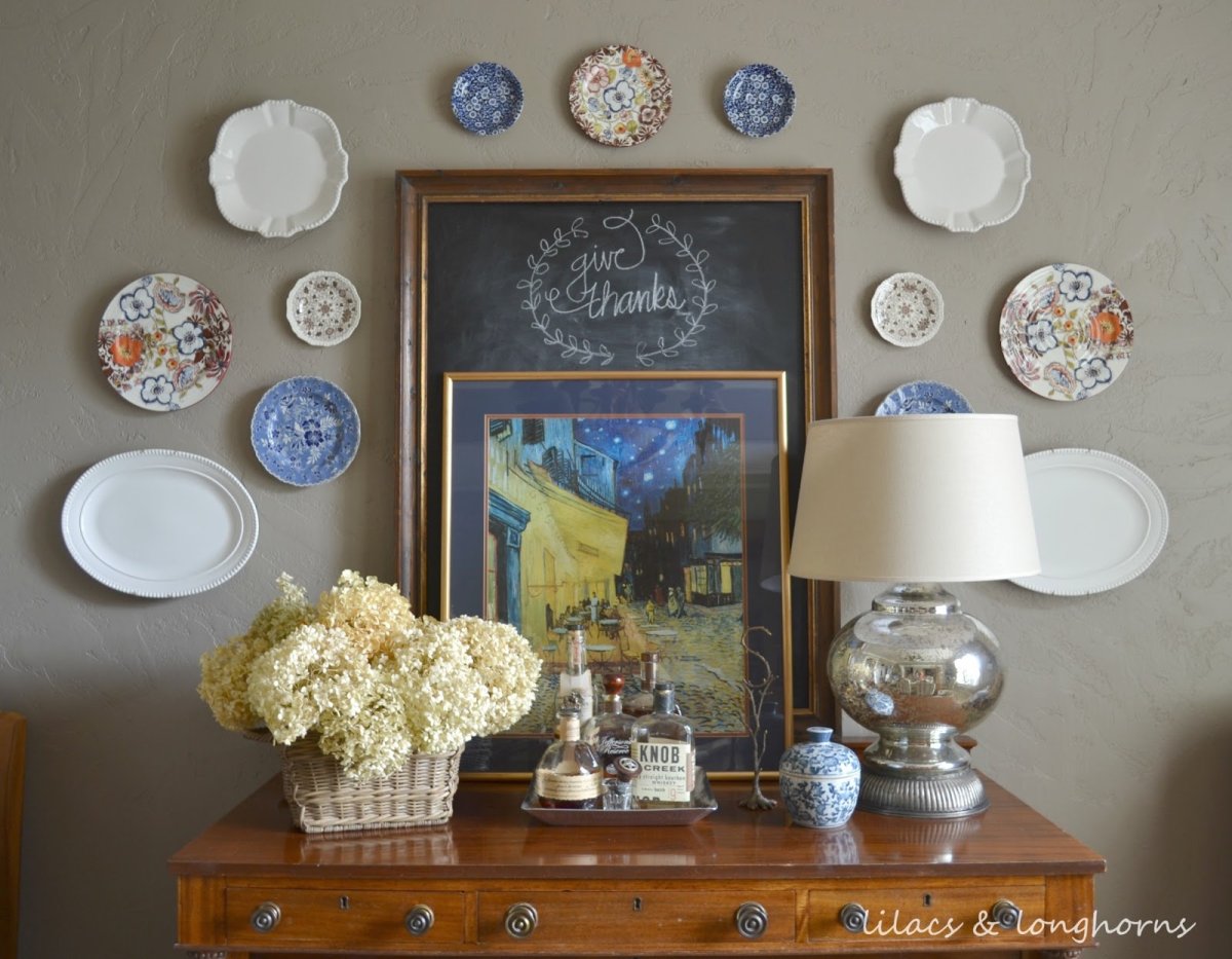 Тарелки на кирпичной стене