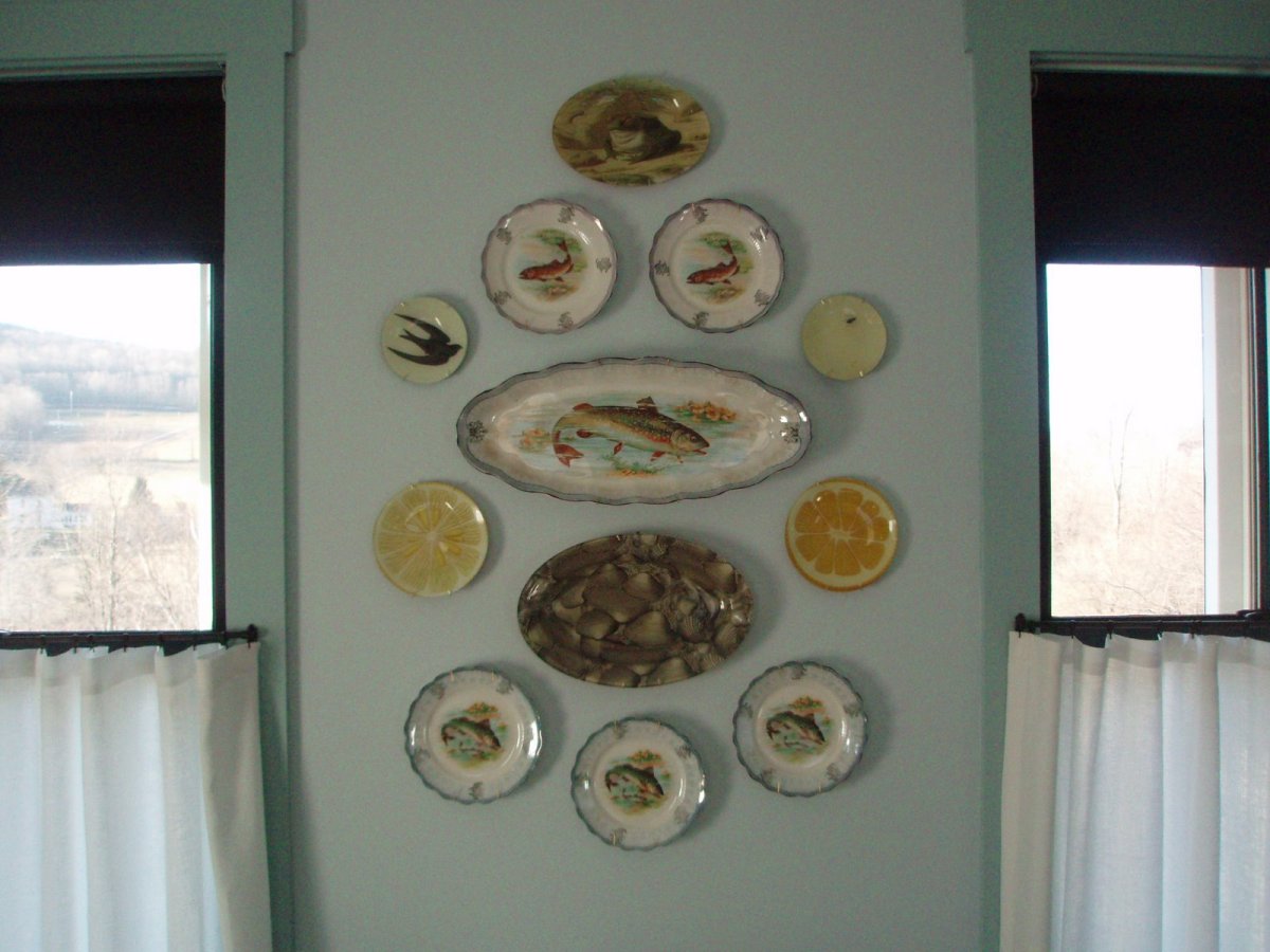 Тарелки в интерьере кухни