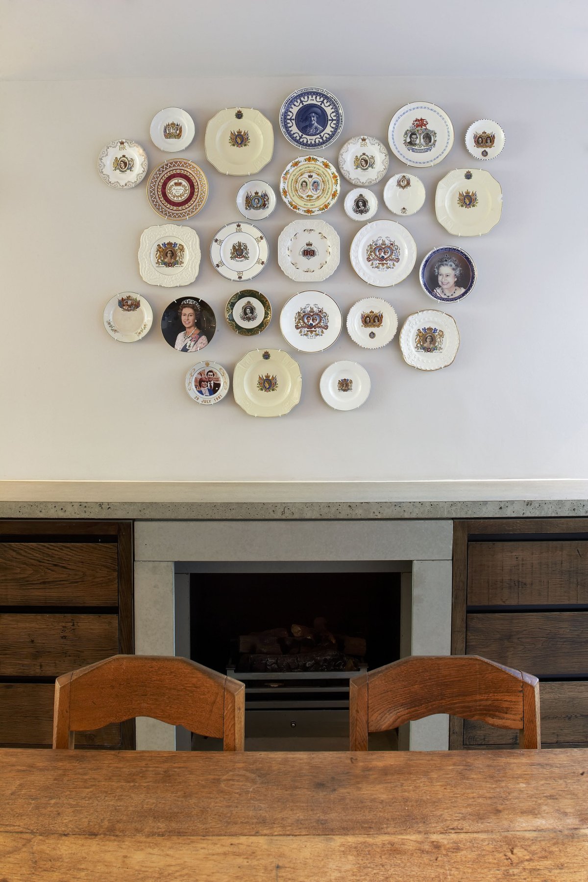 Тарелки в интерьере гостиной