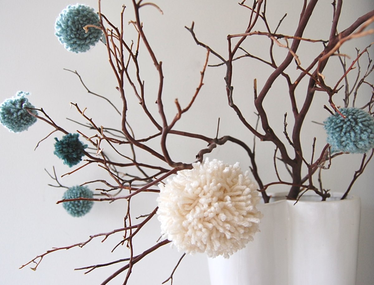 Украшение веток помпонами