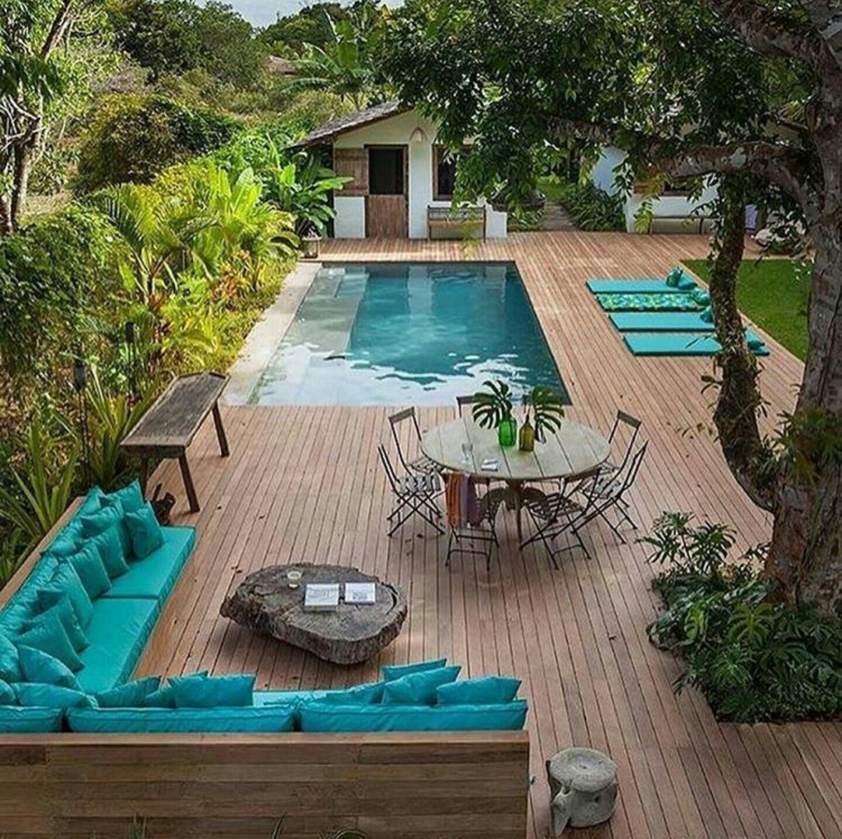 Терраса с бассейном к дому