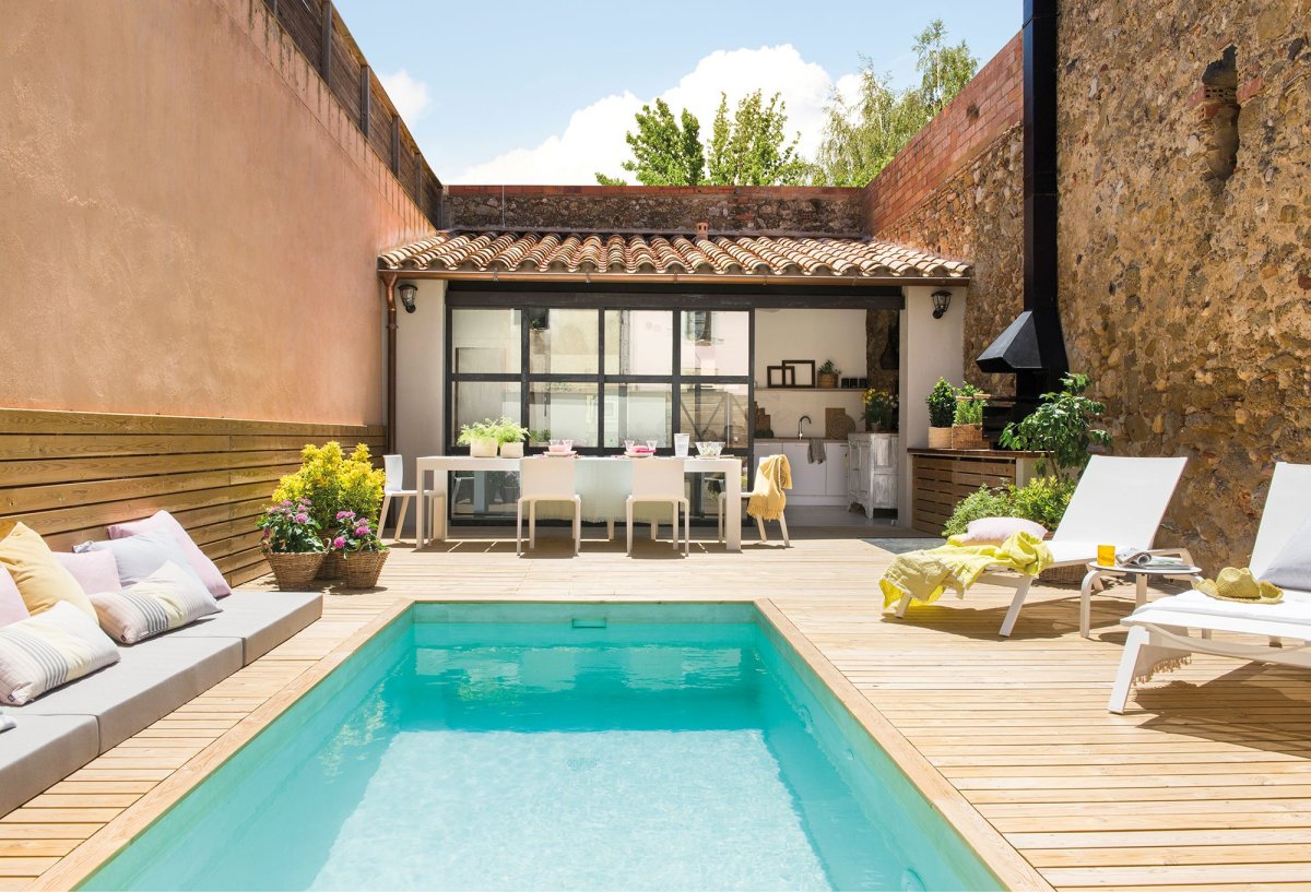 Касагранде в бассейне