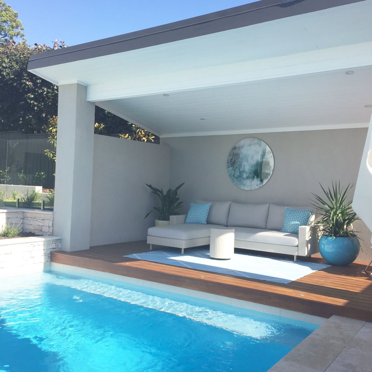 Дом с патио и бассейном