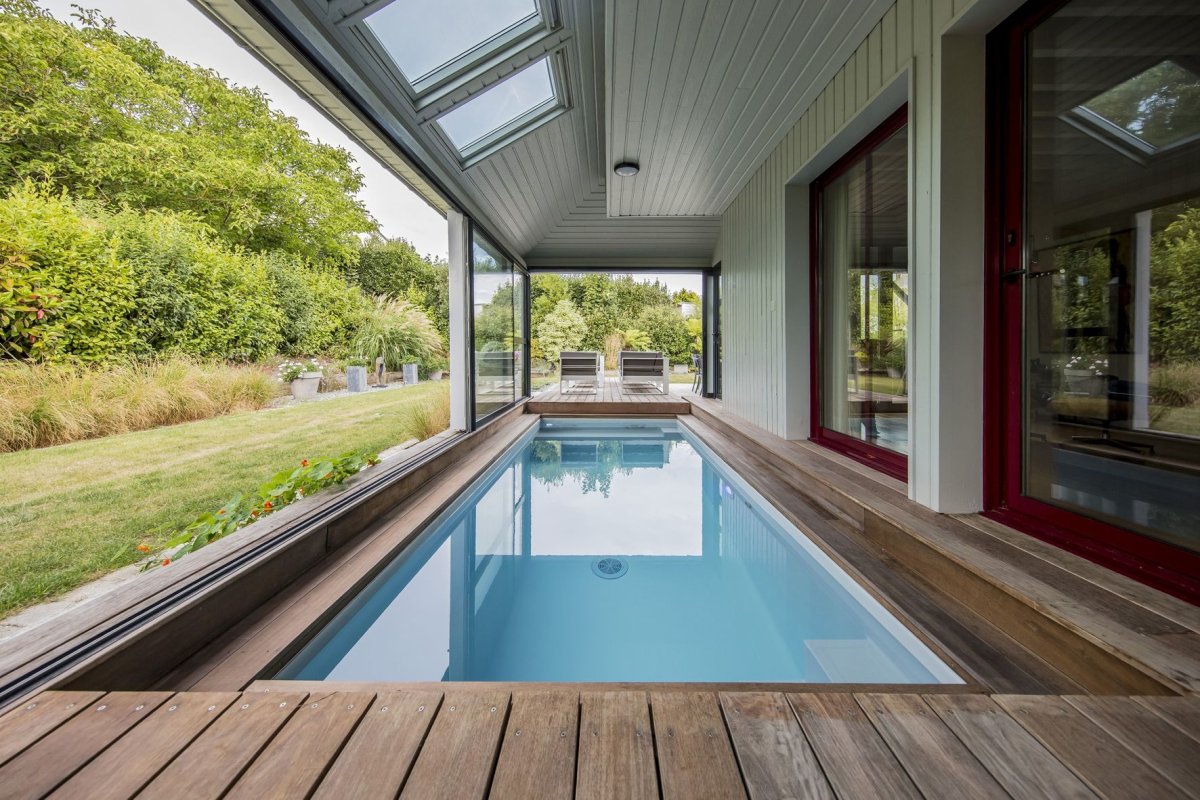 Веранда с бассейном