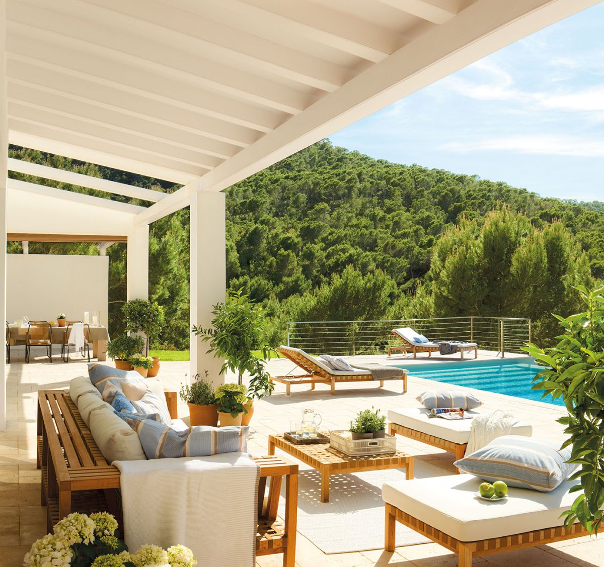 Веранда к дому с бассейном