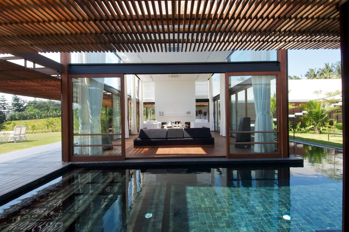 Бассейн с панорамными окнами в частном доме