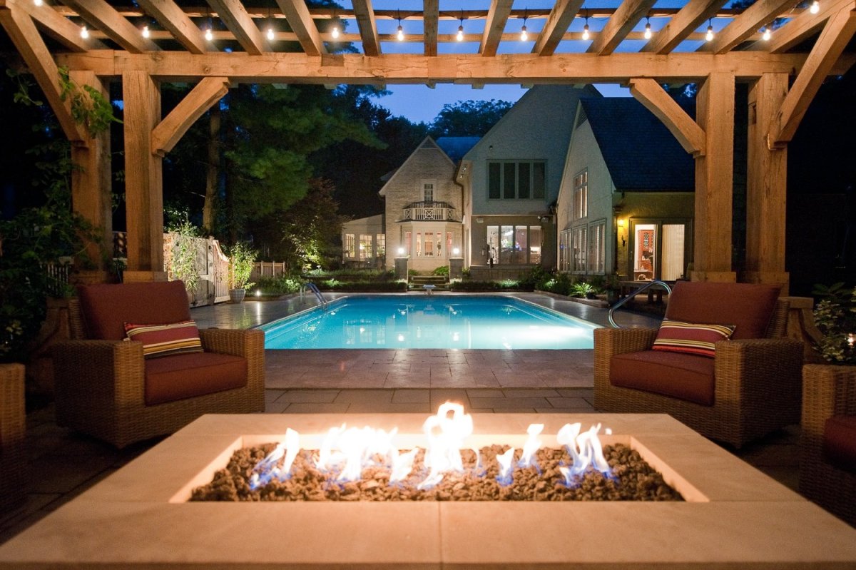 Двор с бассейном и беседкой