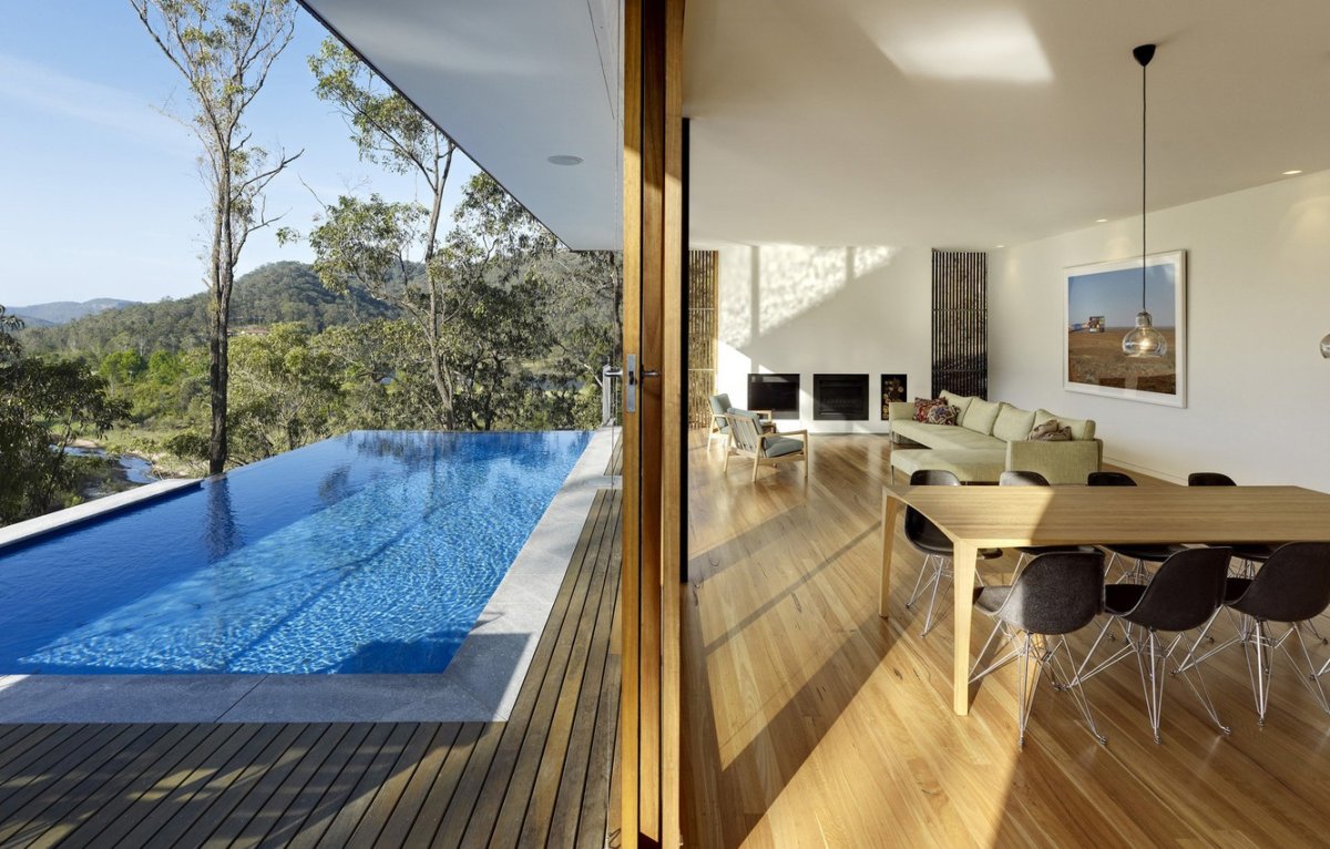 Интерьер террасы с бассейном