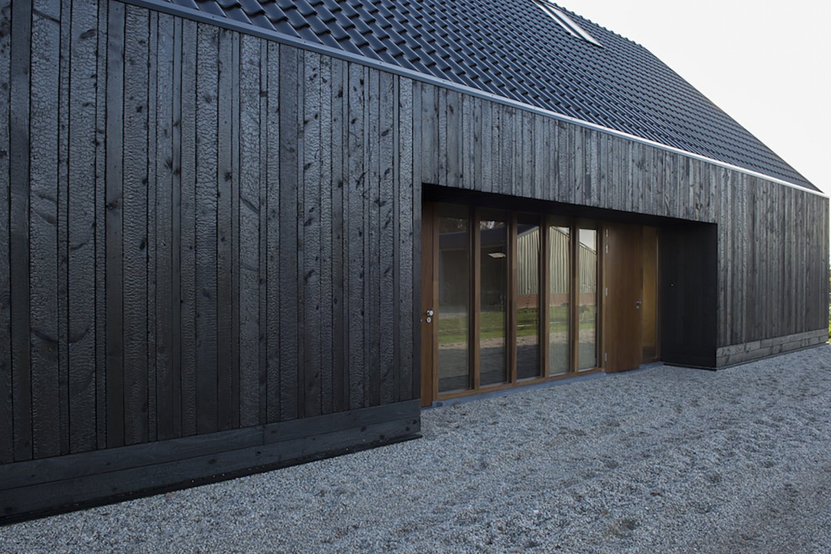 Отделка фасада необрезной доской