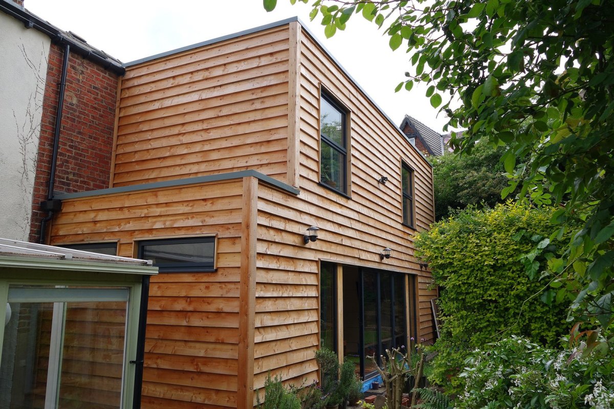 Отделка фасада рейками