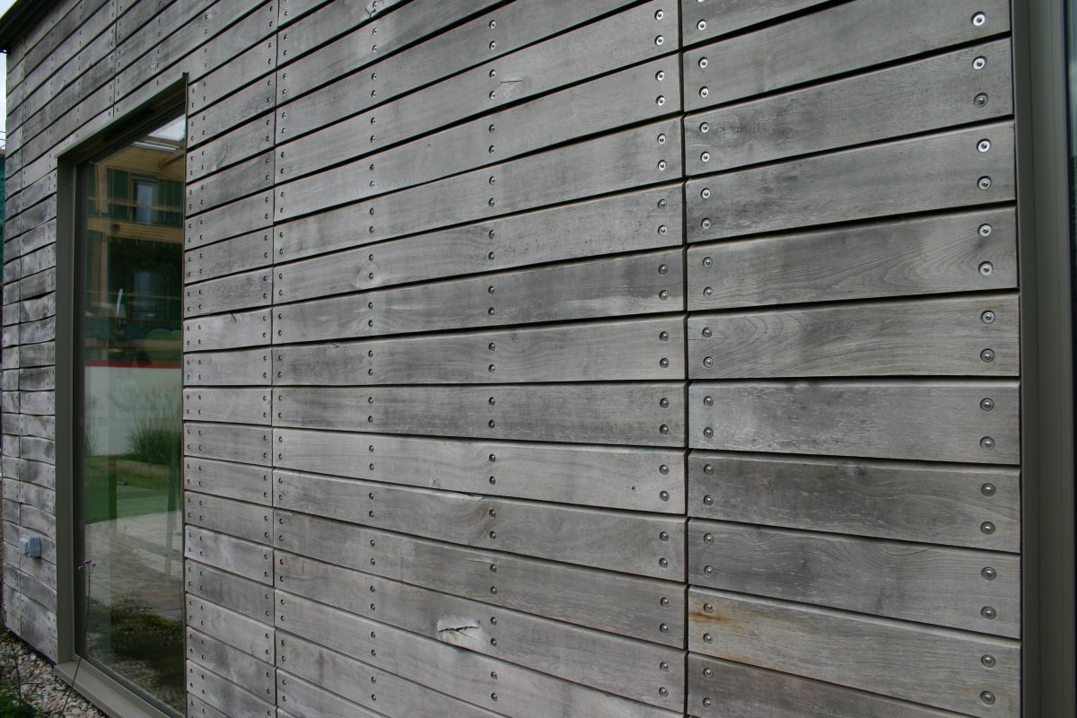 Вертикальная обшивка фасада