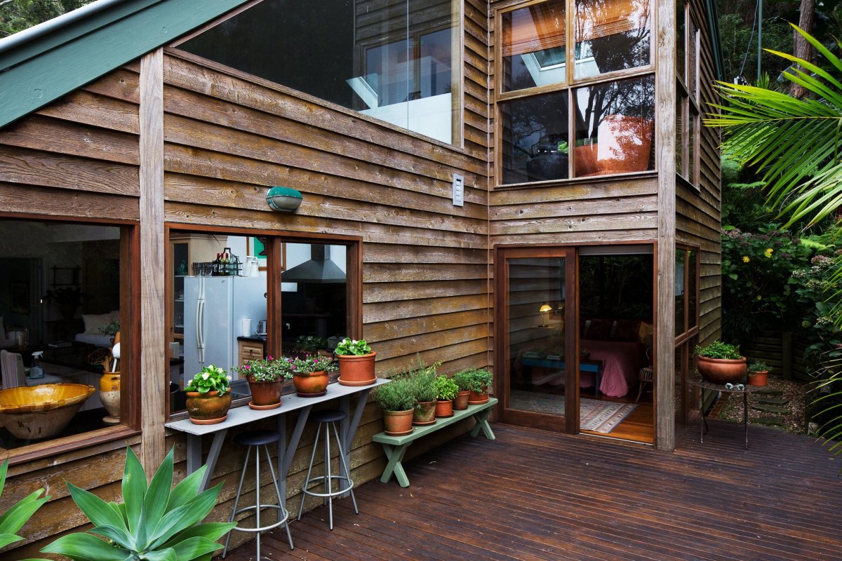 Дом обшитый черной доской