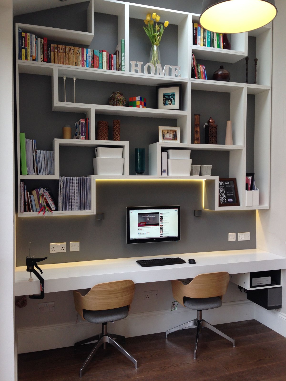 Полки над компьютерным столом