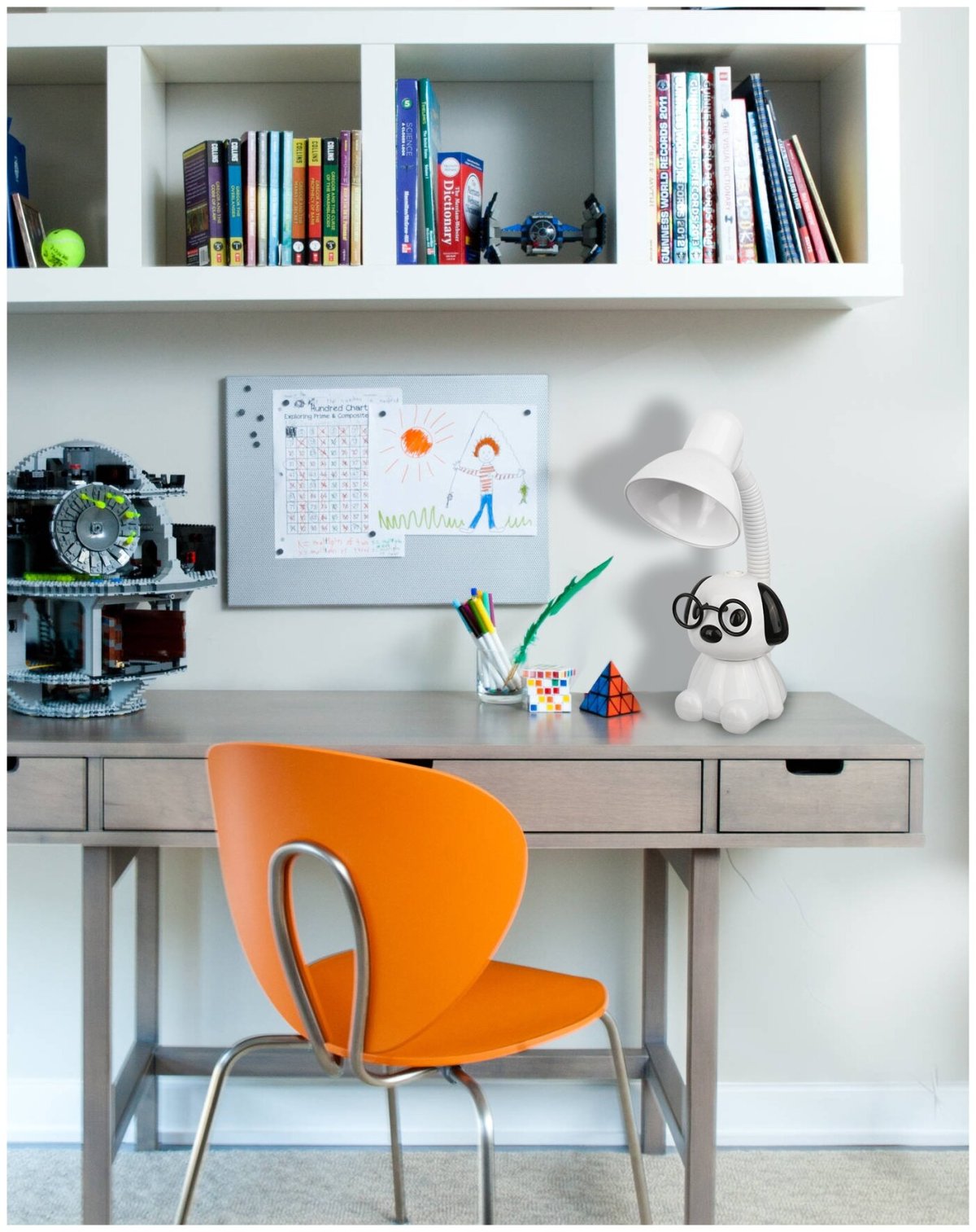 Полки над письменным столом