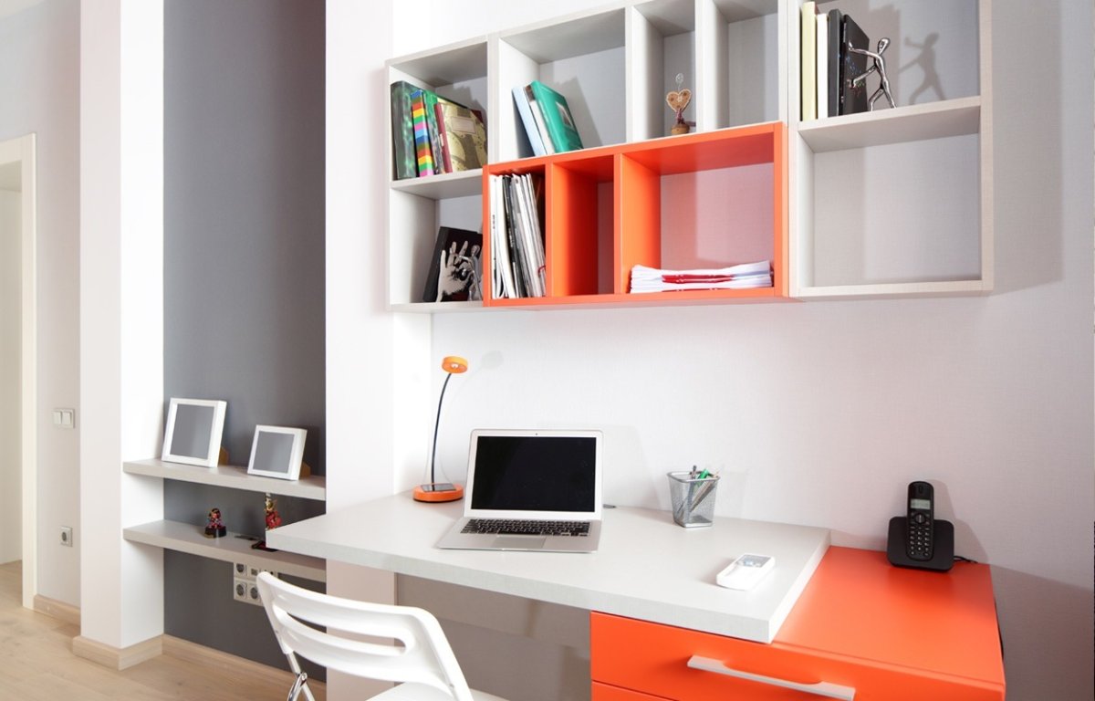 Полочки над рабочим столом