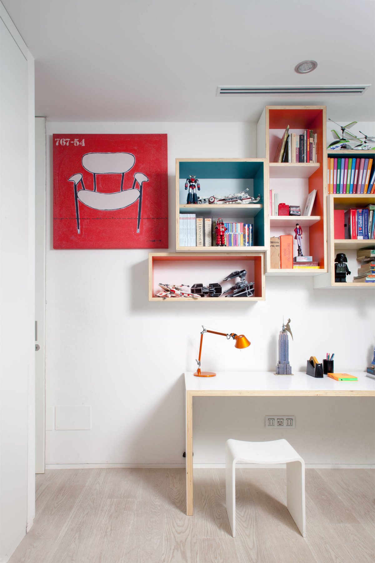 Полочки над столом для школьника