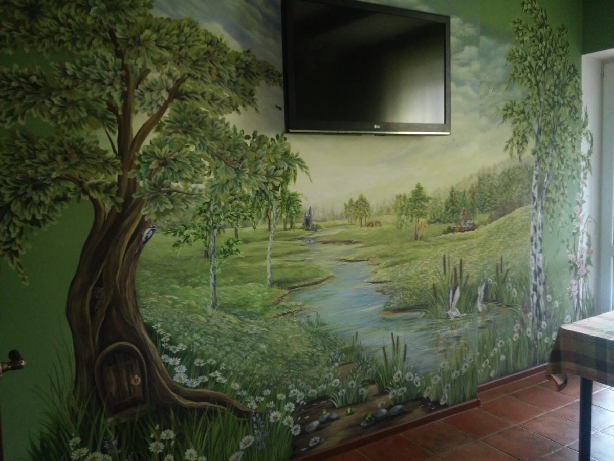 Пейзаж на стене в квартире