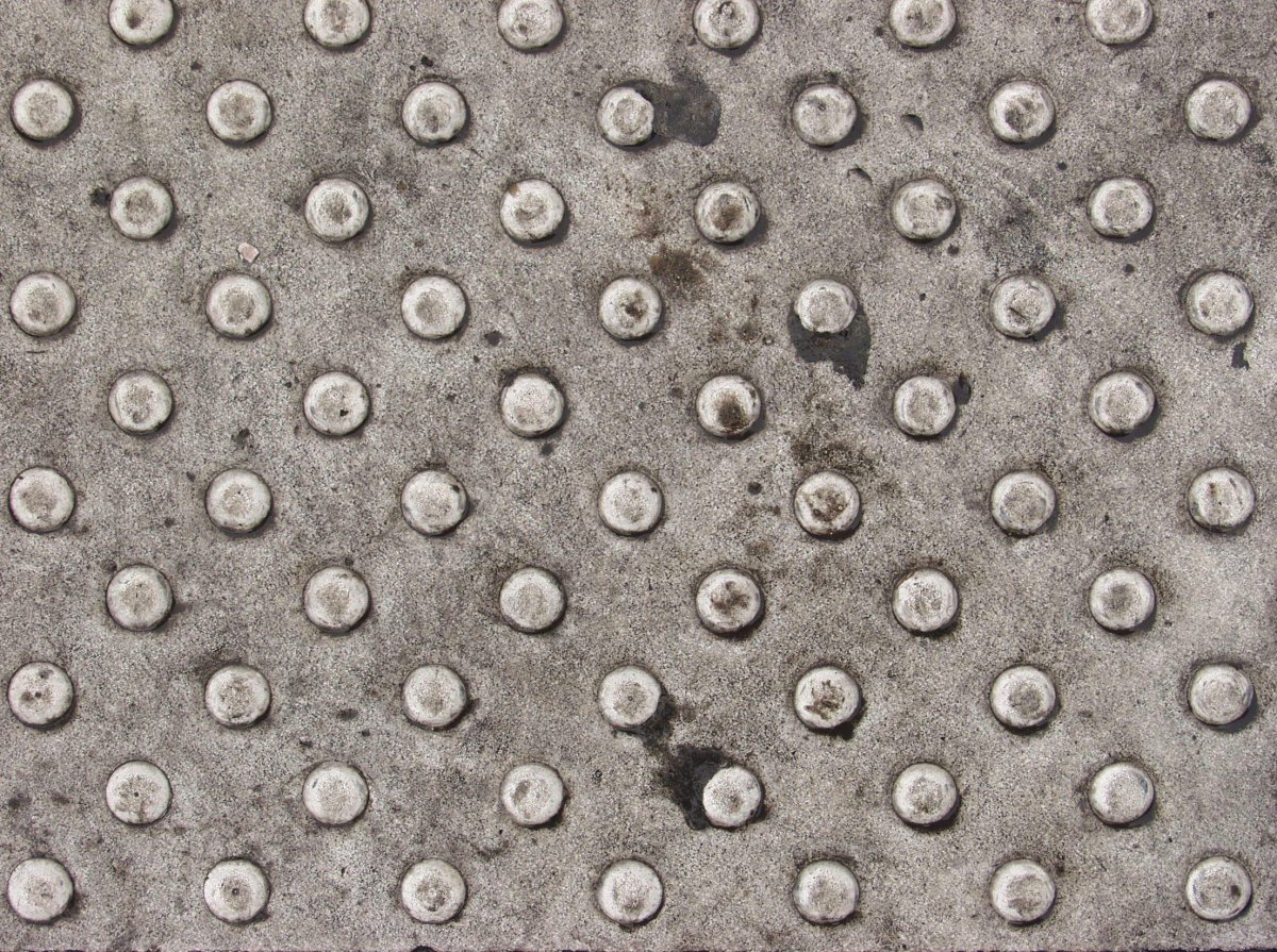 Металл с заклепками