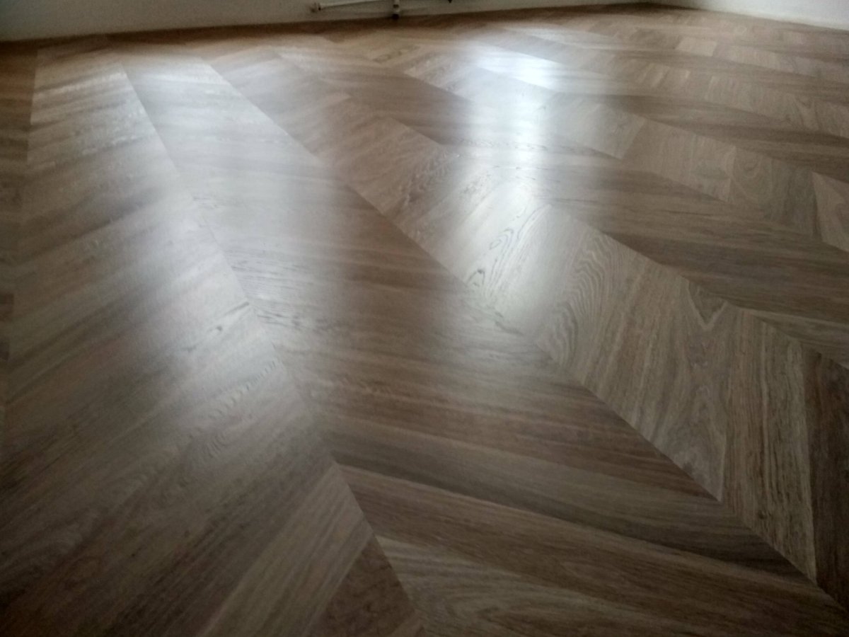 Укладка кварц винила елочкой