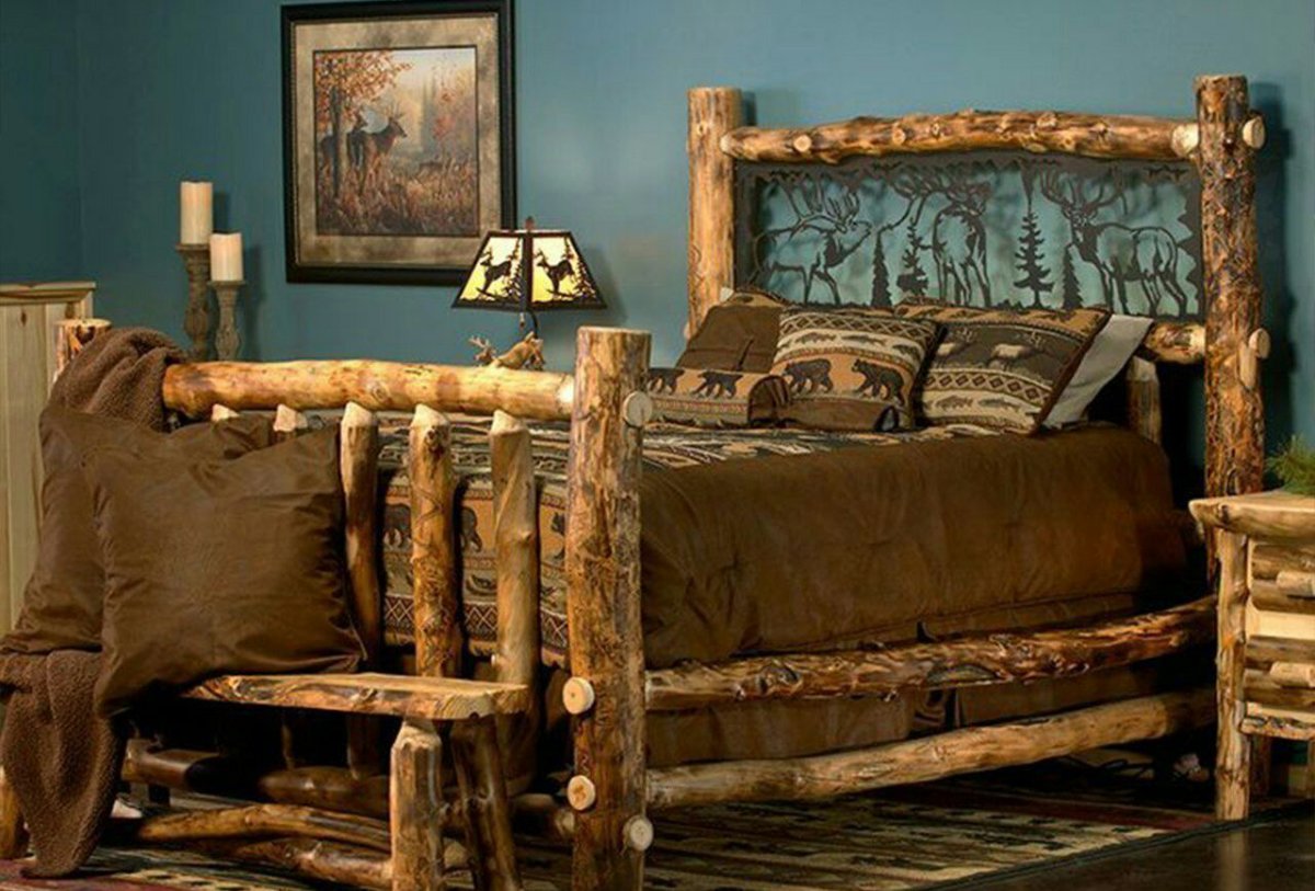 Старая деревянная кровать