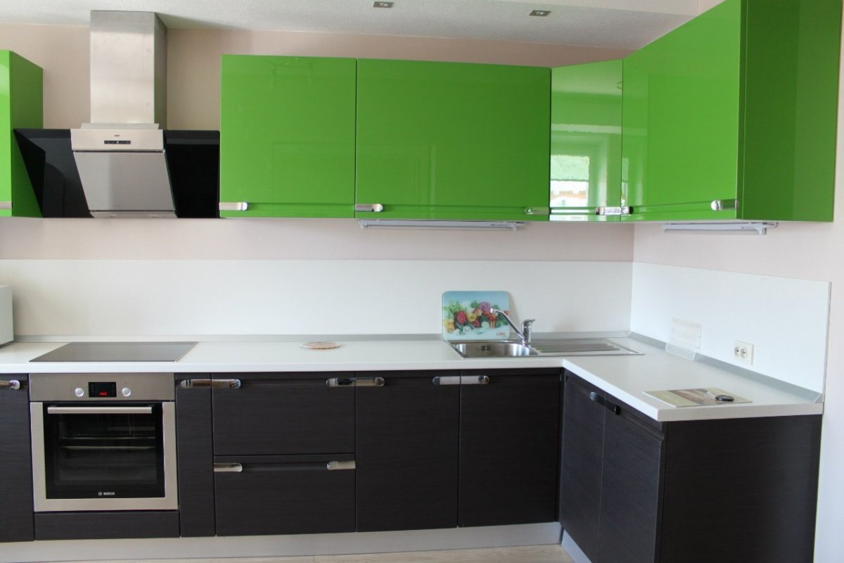 Кухонный гарнитур с вытяжкой