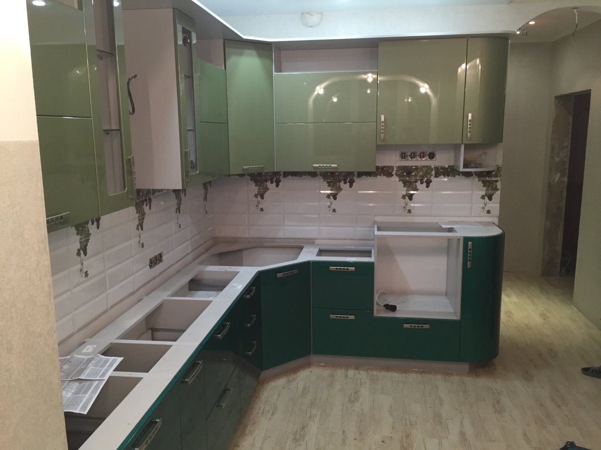 Кухонный гарнитур изумрудного цвета угловая
