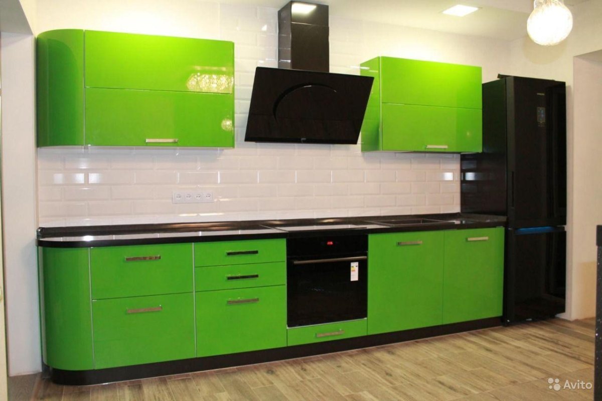 Салатовая кухня с черной столешницей