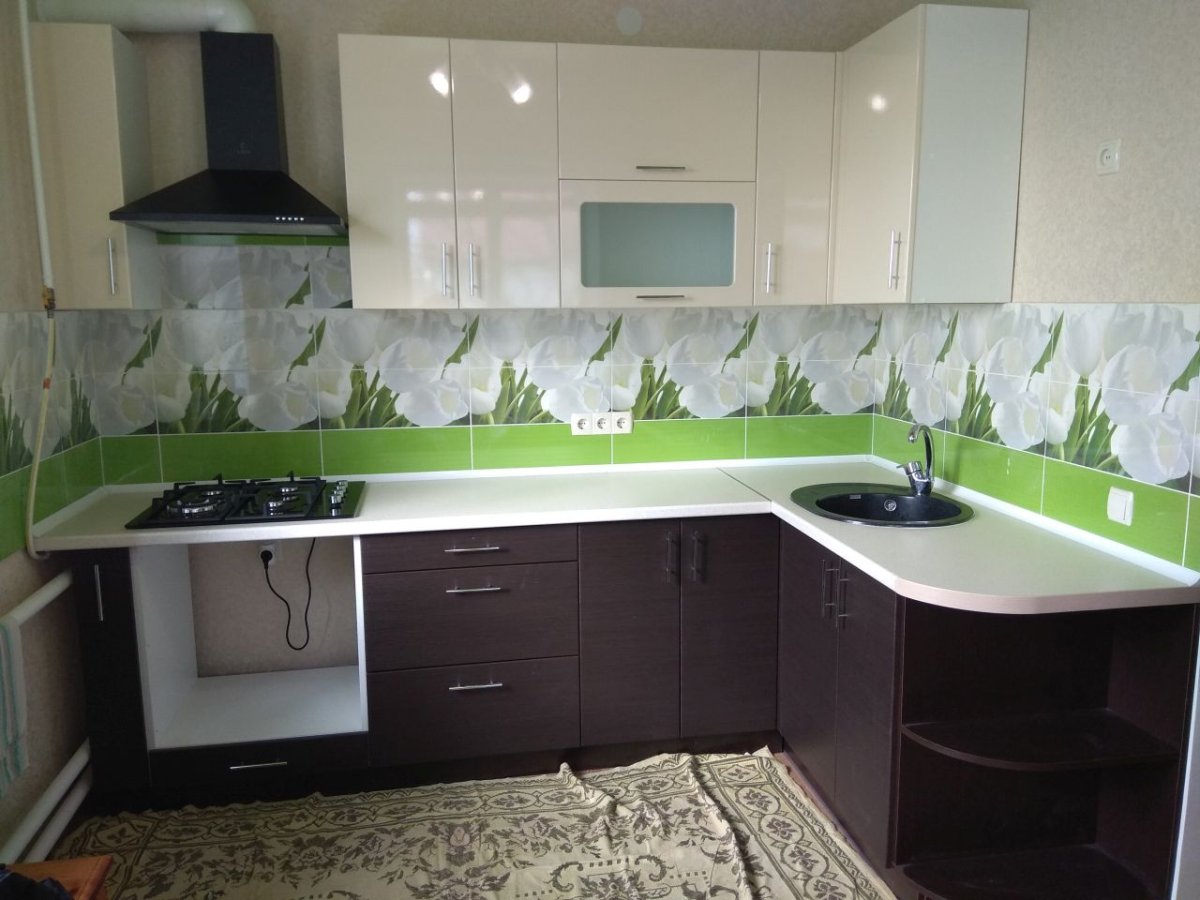 Кухни с черным низом и цветным верхом