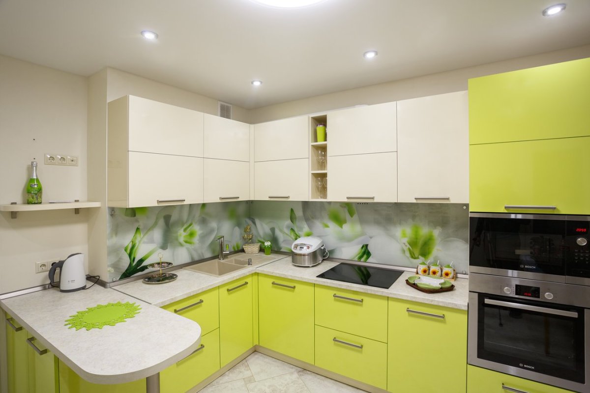 Бело зеленая глянцевая кухня